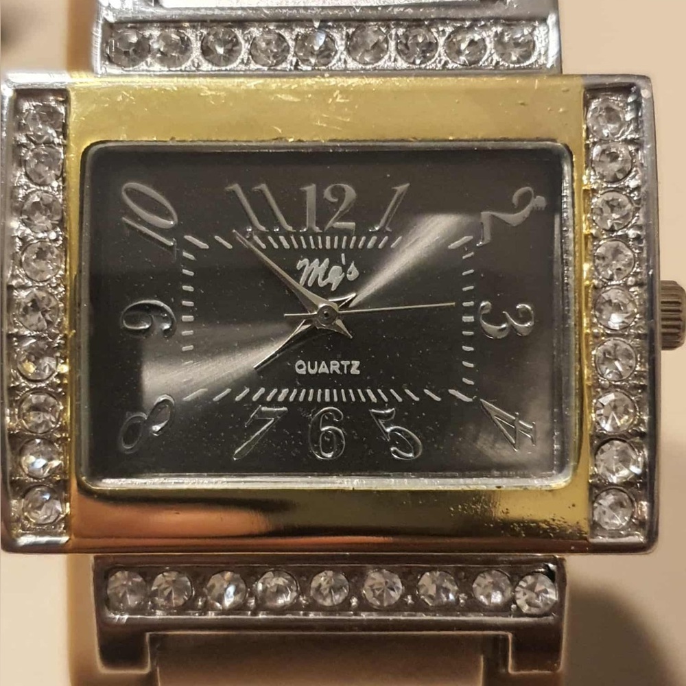 🦋10/$20🦋Vtg Ma's Quartz Silver/Goldtone Rhinestone Women's Cuff Watch